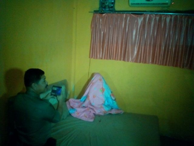 Suasana penggerebekan sepasang muda-mudi dalam salah satu kamar di Hotel Marina